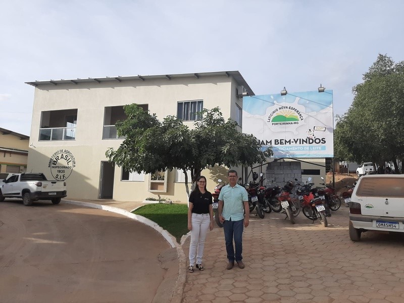 Gerente de relacionamento do Banco do Nordeste Gisele Cantuária e proprietário do laticínio Nova Esperança, Deusdete Soares da Silva.