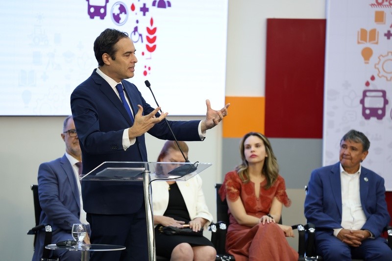 Presidente Paulo Câmara discursa durante Fórum de Desenvolvimento