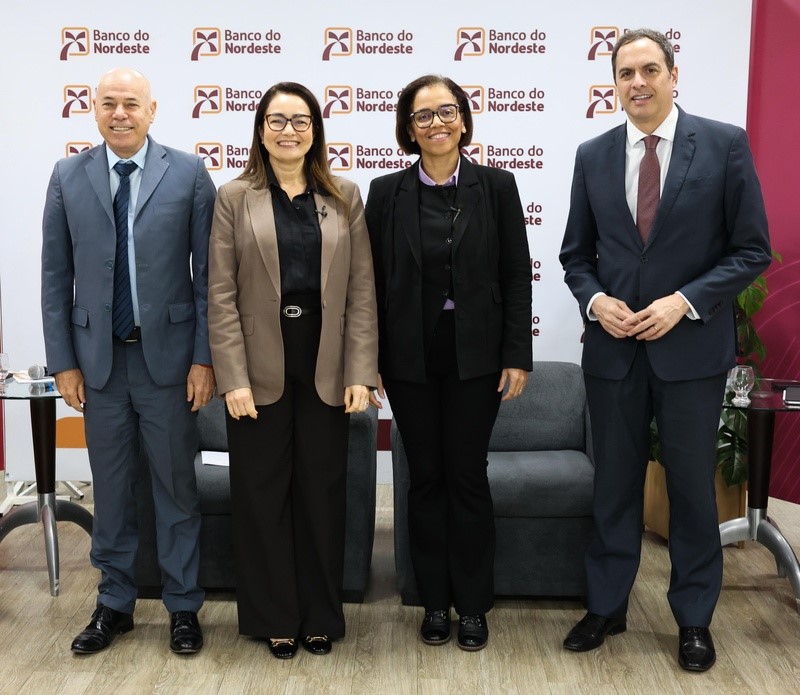 Diretor Wanger Rocha (esquerda), superintendentes de Controladoria, Aíla Maria Medeiros, e de Operações Financeiras e de Mercado de Capitais, Sandra Lisbôa, e o presidente Paulo Câmara divulgam resultados do primeiro semestre em live transmitida pelo Youtube do Banco do Nordeste. (Foto: Fernando Cavalcante)