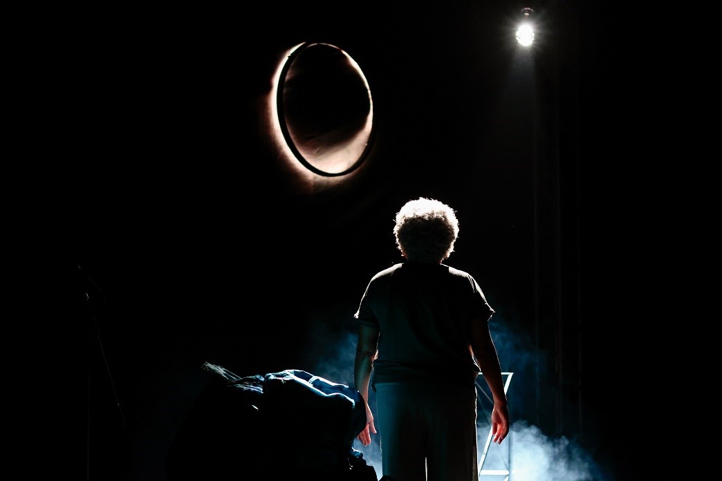 Cena da peça teatral Egoísta, encenada no Centro Cultural BNB, em agosto (FOTO: Samuel Setubal)